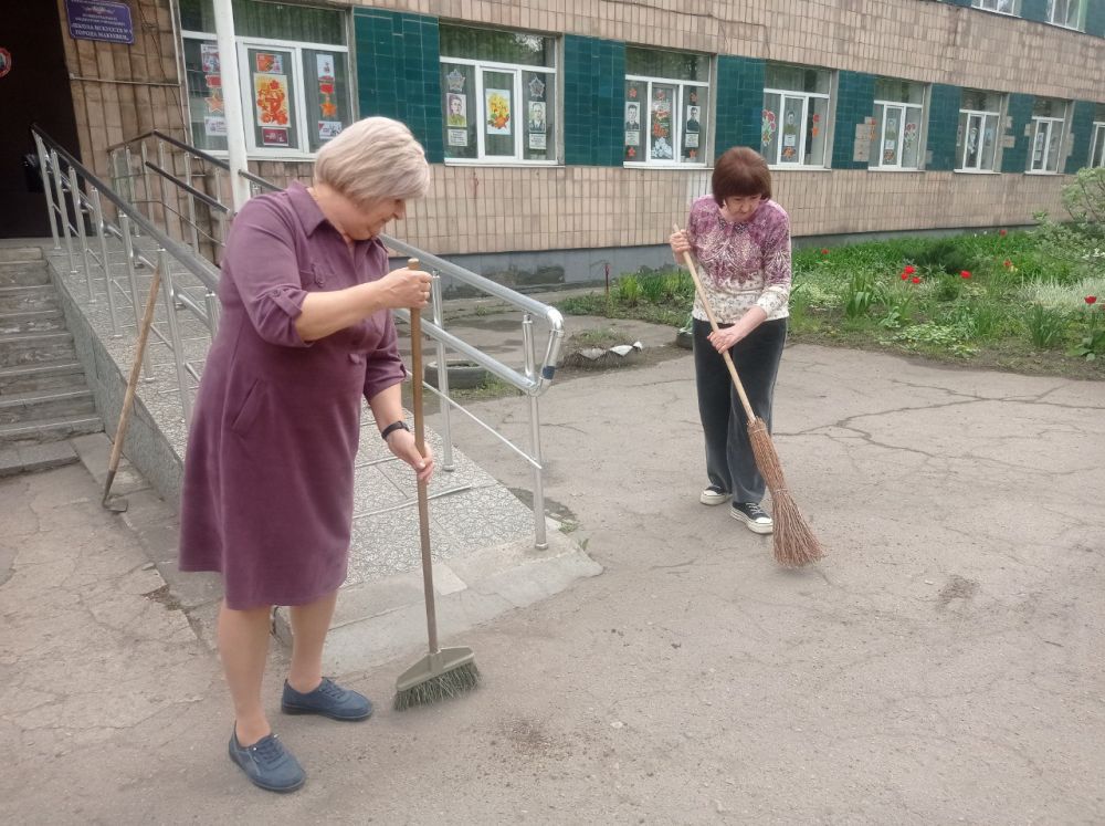 В Кировском внутригородском районе продолжаются работы в рамках двухмесячника по благоустройству В Кировском внутригородском районе продолжаются работы в рамках двухмесячника по благоустройству