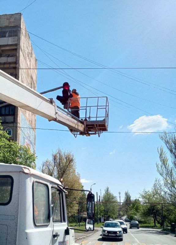 Коммунальщики Снежного продолжают благоустраивать территории общего пользования Коммунальщики Снежного продолжают благоустраивать территории общего пользования