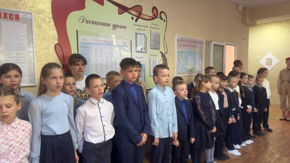 "РАЗГОВОРЫ О ВАЖНОМ". Традиционно, в Тельмановской гимназии новая учебная неделя началась с церемонии выноса Государственного флага Российской Федерации, флага Донецкой Народной Республики и исполнение гимна Российской... "РАЗГОВОРЫ О ВАЖНОМ". Традиционно, в Тельмановской гимназии новая учебная неделя началась с церемонии выноса Государственного флага Российской Федерации, флага Донецкой Народной Республики и исполнение гимна Российской...