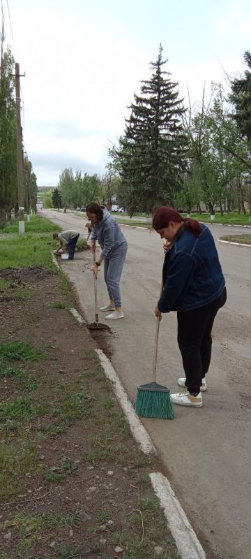 В селе Новосёловка члены участковой избирательной комиссии № 1097 активно приняли участие в общереспубликанском субботнике В селе Новосёловка члены участковой избирательной комиссии № 1097 активно приняли участие в общереспубликанском субботнике