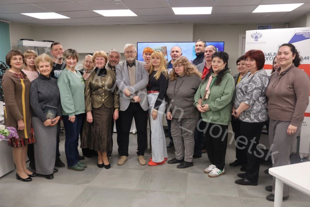Сегодня в импровизированном литературном кафе «Донлитка» Центральной городской библиотеки прошла творческая лаборатория «Владислав Русанов и магия хранителей Донецка» Сегодня в импровизированном литературном кафе «Донлитка» Центральной городской библиотеки прошла творческая лаборатория «Владислав Русанов и магия хранителей Донецка»