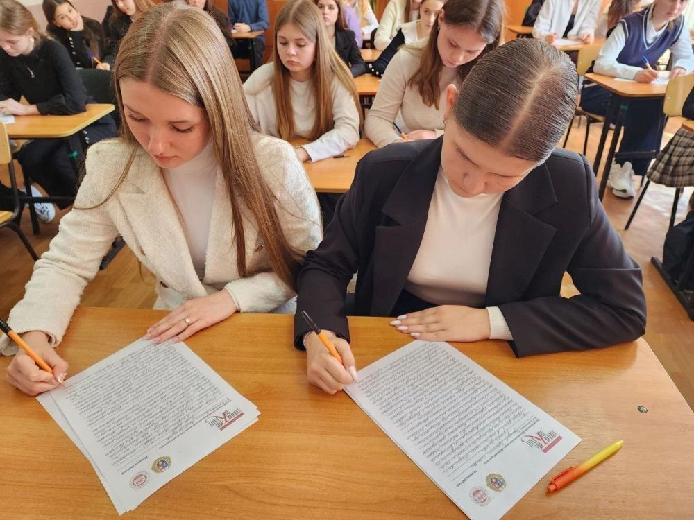 Чурсинова Вероника, Пшеничных Ксения, Ефанова Мария, Мастеровенко Полина, Черепаха Надежда, Ручий Лилия, Артюхова Елизавета, Пироженко Кристина, Ефанова Анна, юнармейцы ВПК «Победа 57» г.о. Макеевка, принимают участие в... Чурсинова Вероника, Пшеничных Ксения, Ефанова Мария, Мастеровенко Полина, Черепаха Надежда, Ручий Лилия, Артюхова Елизавета, Пироженко Кристина, Ефанова Анна, юнармейцы ВПК «Победа 57» г.о. Макеевка, принимают участие в...