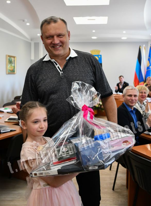 Сегодня, во Всемирный день охраны труда, наградил победителей конкурса детского рисунка под названием: «Революция в области охраны труда: роль искусственного интеллекта и цифровизации на рабочих местах» Сегодня, во Всемирный день охраны труда, наградил победителей конкурса детского рисунка под названием: «Революция в области охраны труда: роль искусственного интеллекта и цифровизации на рабочих местах»