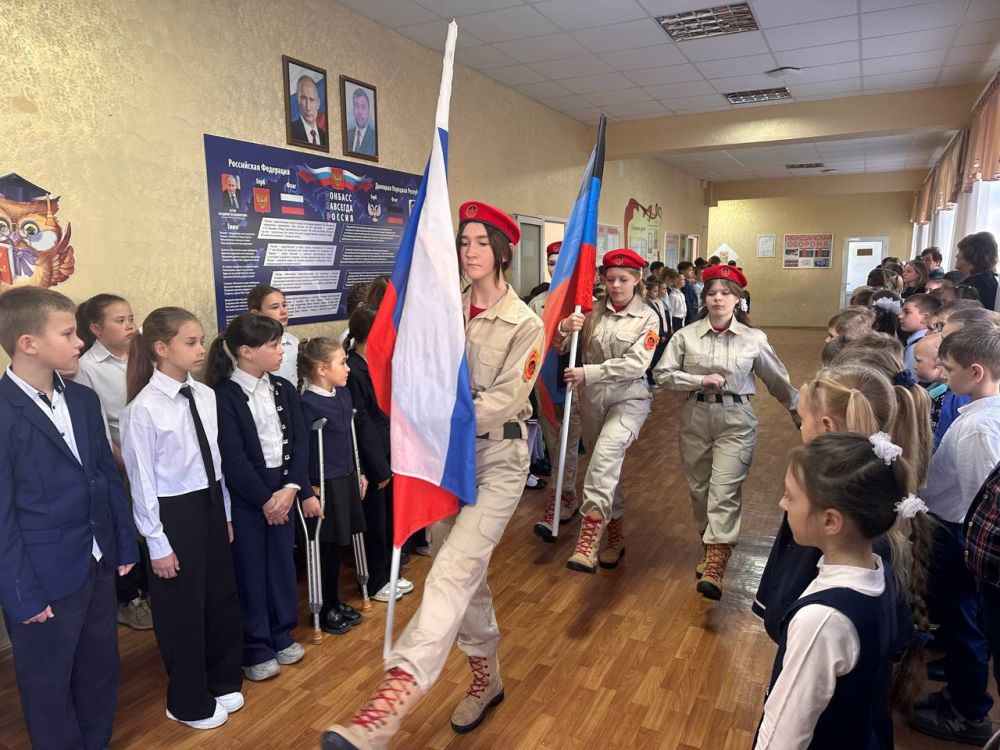 "РАЗГОВОРЫ О ВАЖНОМ". Традиционно, в Тельмановской гимназии новая учебная неделя началась с церемонии выноса Государственного флага Российской Федерации, флага Донецкой Народной Республики и исполнение гимна Российской... "РАЗГОВОРЫ О ВАЖНОМ". Традиционно, в Тельмановской гимназии новая учебная неделя началась с церемонии выноса Государственного флага Российской Федерации, флага Донецкой Народной Республики и исполнение гимна Российской...