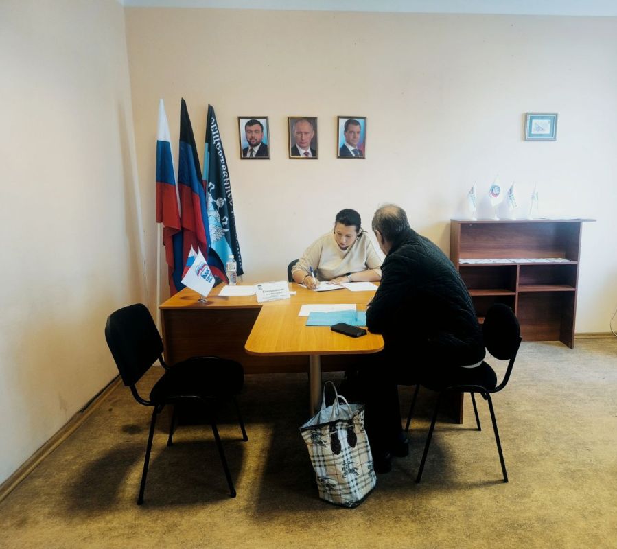 Сегодня, 28 апреля, в общественной приемной партии "Единая Россия" Ленинского района города Донецка прошел прием депутатов Сегодня, 28 апреля, в общественной приемной партии "Единая Россия" Ленинского района города Донецка прошел прием депутатов