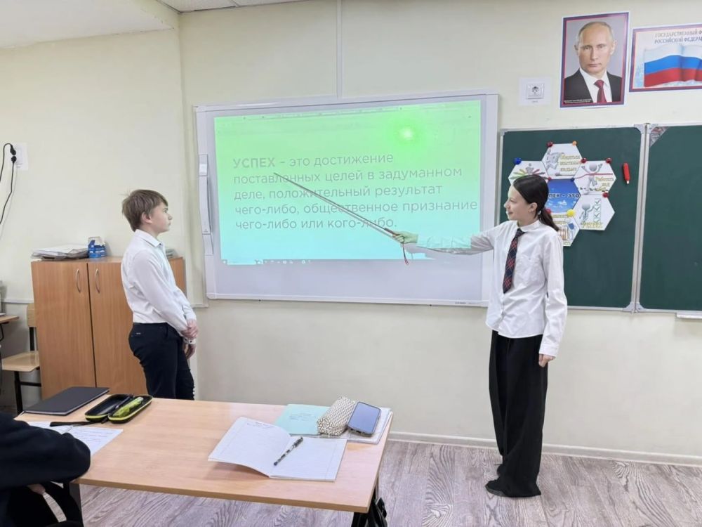 В школах Кировского прошли внеурочные занятия «Разговоры о важном» В школах Кировского прошли внеурочные занятия «Разговоры о важном»