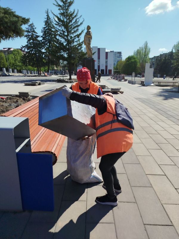Коммунальщики Снежного продолжают благоустраивать территории общего пользования Коммунальщики Снежного продолжают благоустраивать территории общего пользования