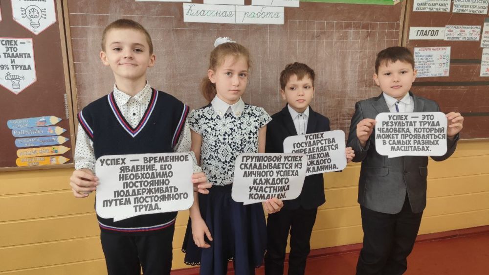 В школах Кировского прошли внеурочные занятия «Разговоры о важном» В школах Кировского прошли внеурочные занятия «Разговоры о важном»