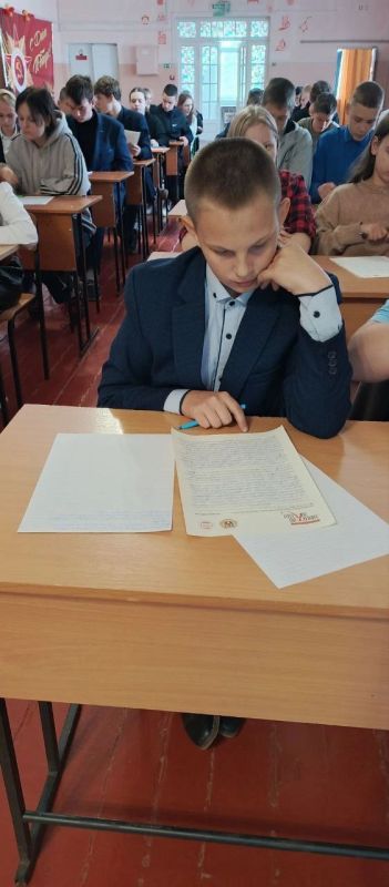 28.04.2025 года коллектив ГБОУ «Мироновская школа №10 г.о. Дебальцево» принял участие в Республиканской образовательно-просветительская акции «Донецкий диктант», который проводится ежегодно с целью развития русского языка и... 28.04.2025 года коллектив ГБОУ «Мироновская школа №10 г.о. Дебальцево» принял участие в Республиканской образовательно-просветительская акции «Донецкий диктант», который проводится ежегодно с целью развития русского языка и...