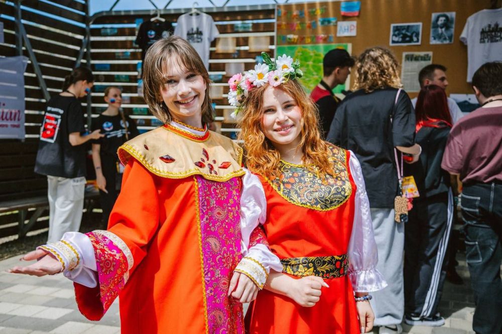 Команда из Лицея «Эрудит» представила Донецкую Народную Республику на фестивале «Разные. Смелые. Молодые» Команда из Лицея «Эрудит» представила Донецкую Народную Республику на фестивале «Разные. Смелые. Молодые»