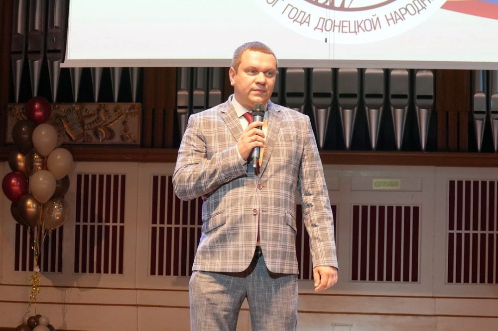 Ольга Колударова: Сегодня вместе с заместителем Председателя Правительства ДНР Ларисой Толстыкиной, председателем комитета Народного Совета по образованию, науке, культуре и делам общественных организаций Сергеем Ярошем... Ольга Колударова: Сегодня вместе с заместителем Председателя Правительства ДНР Ларисой Толстыкиной, председателем комитета Народного Совета по образованию, науке, культуре и делам общественных организаций Сергеем Ярошем...