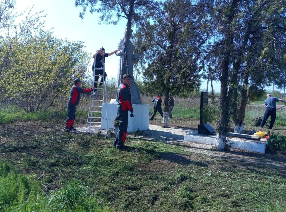 В Амвросиевском округе продолжается активная работа по благоустройству памятников! В Амвросиевском округе продолжается активная работа по благоустройству памятников!