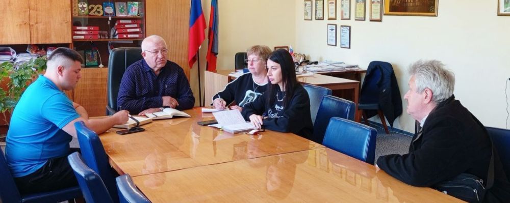 Наталья Бегуненко: Сегодня, 28 апреля, первый заместитель руководителя Управы Петровского внутригородского района Администрации городского округа Донецк Юрий Иванович Плахутин провел еженедельный прием граждан Наталья Бегуненко: Сегодня, 28 апреля, первый заместитель руководителя Управы Петровского внутригородского района Администрации городского округа Донецк Юрий Иванович Плахутин провел еженедельный прием граждан