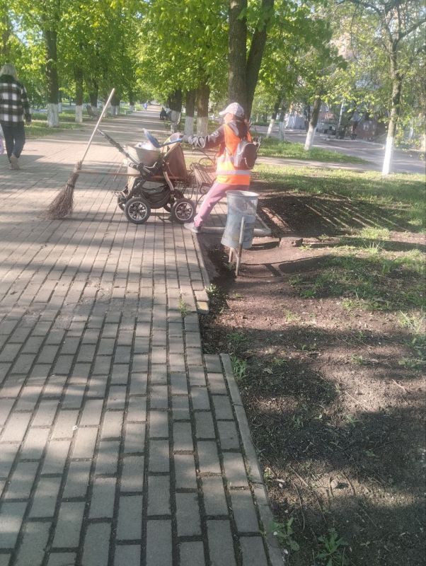 Работники МУП "ЖЭК" проводят работу по благоустройству города Ясиноватая Работники МУП "ЖЭК" проводят работу по благоустройству города Ясиноватая