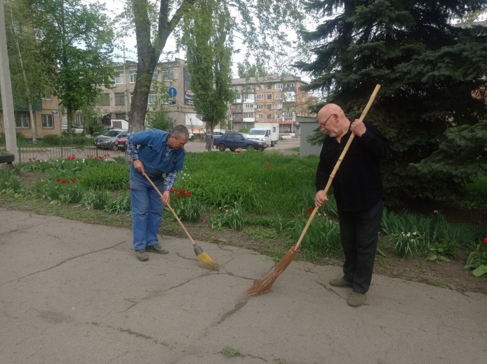 В Кировском внутригородском районе продолжаются работы в рамках двухмесячника по благоустройству В Кировском внутригородском районе продолжаются работы в рамках двухмесячника по благоустройству