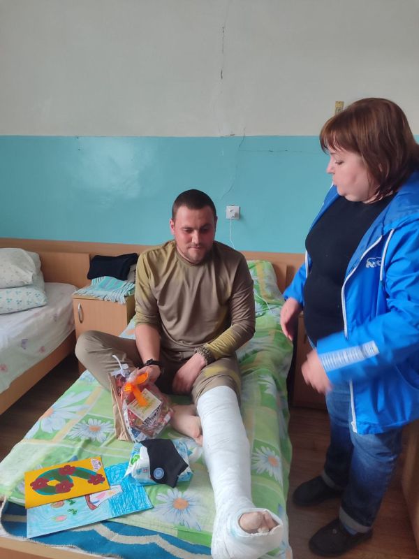 Поддержка военнослужащих. Молодежь Иловайска совместно с представителями администрации и гостями из Москвы Вероникой Абысовой и Александром Ольшанским посетили раненых бойцов, находящихся на лечении в Узловой больнице ст.... Поддержка военнослужащих. Молодежь Иловайска совместно с представителями администрации и гостями из Москвы Вероникой Абысовой и Александром Ольшанским посетили раненых бойцов, находящихся на лечении в Узловой больнице ст....