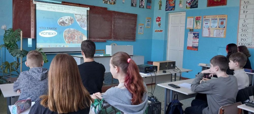 В школах Кировского прошли внеурочные занятия «Разговоры о важном» В школах Кировского прошли внеурочные занятия «Разговоры о важном»