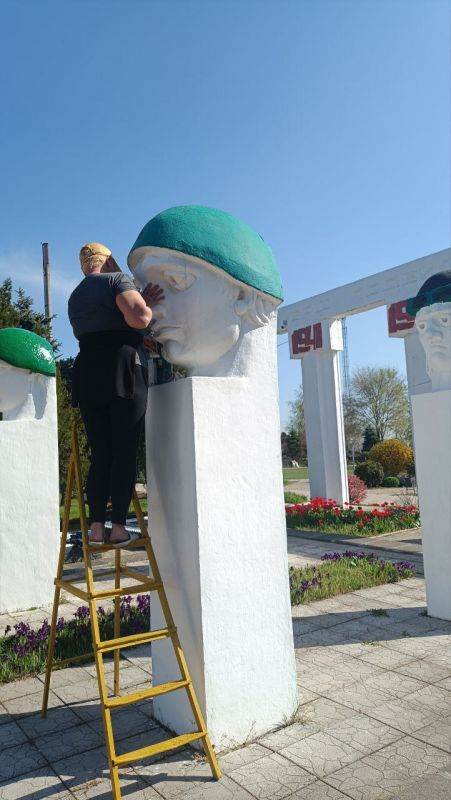 По поручению Главы Республики Дениса Владимировича Пушилина, в Мангушском муниципальном округе МБУ «Службой благоустройства ВЕКТОР» продолжается работа по благоустройству памятных мест По поручению Главы Республики Дениса Владимировича Пушилина, в Мангушском муниципальном округе МБУ «Службой благоустройства ВЕКТОР» продолжается работа по благоустройству памятных мест