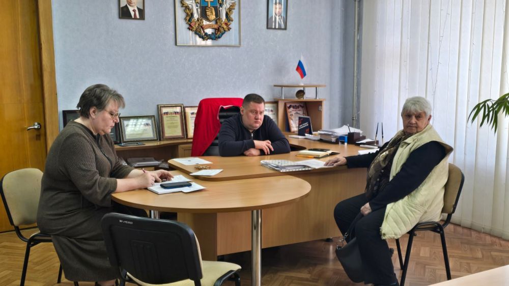 В понедельник, 28 апреля, руководитель Управы Куйбышевского внутригородского района Администрации городского округа Донецк Иван Адамец провел прием граждан В понедельник, 28 апреля, руководитель Управы Куйбышевского внутригородского района Администрации городского округа Донецк Иван Адамец провел прием граждан