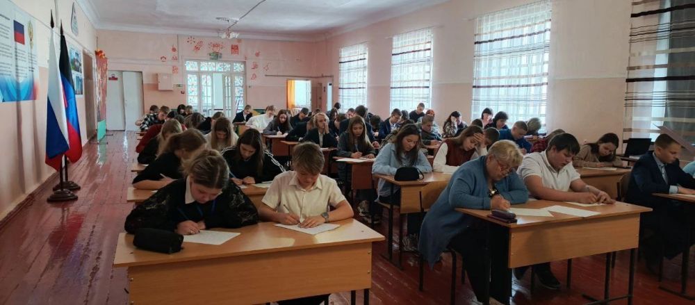 28.04.2025 года коллектив ГБОУ «Мироновская школа №10 г.о. Дебальцево» принял участие в Республиканской образовательно-просветительская акции «Донецкий диктант», который проводится ежегодно с целью развития русского языка и... 28.04.2025 года коллектив ГБОУ «Мироновская школа №10 г.о. Дебальцево» принял участие в Республиканской образовательно-просветительская акции «Донецкий диктант», который проводится ежегодно с целью развития русского языка и...