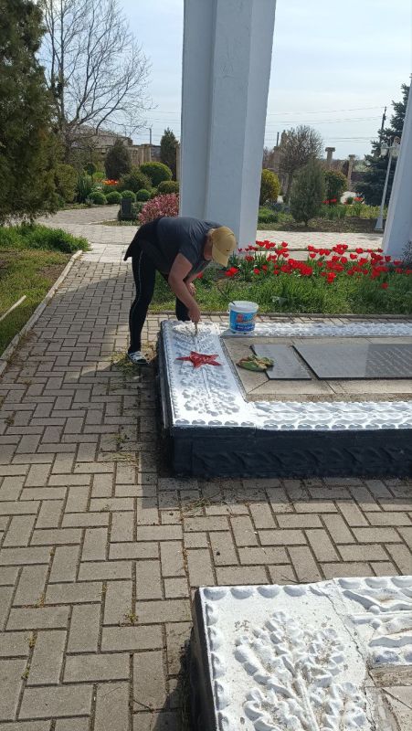 По поручению Главы Республики Дениса Владимировича Пушилина, в Мангушском муниципальном округе МБУ «Службой благоустройства ВЕКТОР» продолжается работа по благоустройству памятных мест По поручению Главы Республики Дениса Владимировича Пушилина, в Мангушском муниципальном округе МБУ «Службой благоустройства ВЕКТОР» продолжается работа по благоустройству памятных мест