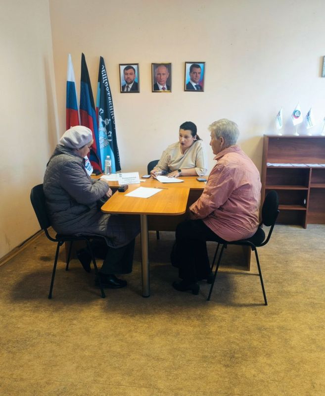 Сегодня, 28 апреля, в общественной приемной партии "Единая Россия" Ленинского района города Донецка прошел прием депутатов Сегодня, 28 апреля, в общественной приемной партии "Единая Россия" Ленинского района города Донецка прошел прием депутатов