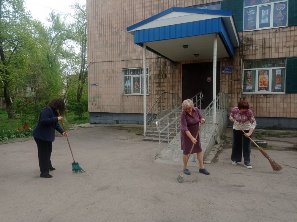 В Кировском внутригородском районе продолжаются работы в рамках двухмесячника по благоустройству В Кировском внутригородском районе продолжаются работы в рамках двухмесячника по благоустройству