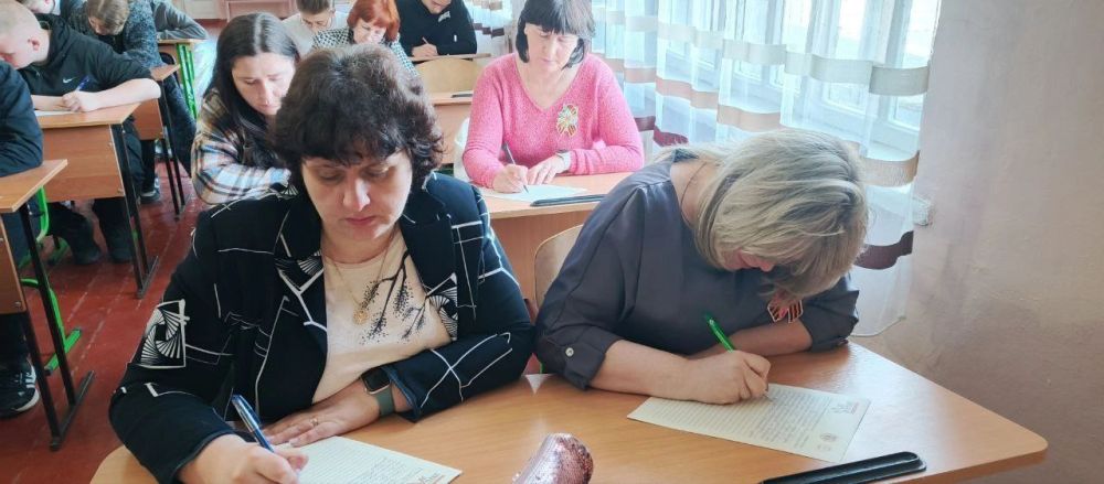 28.04.2025 года коллектив ГБОУ «Мироновская школа №10 г.о. Дебальцево» принял участие в Республиканской образовательно-просветительская акции «Донецкий диктант», который проводится ежегодно с целью развития русского языка и... 28.04.2025 года коллектив ГБОУ «Мироновская школа №10 г.о. Дебальцево» принял участие в Республиканской образовательно-просветительская акции «Донецкий диктант», который проводится ежегодно с целью развития русского языка и...