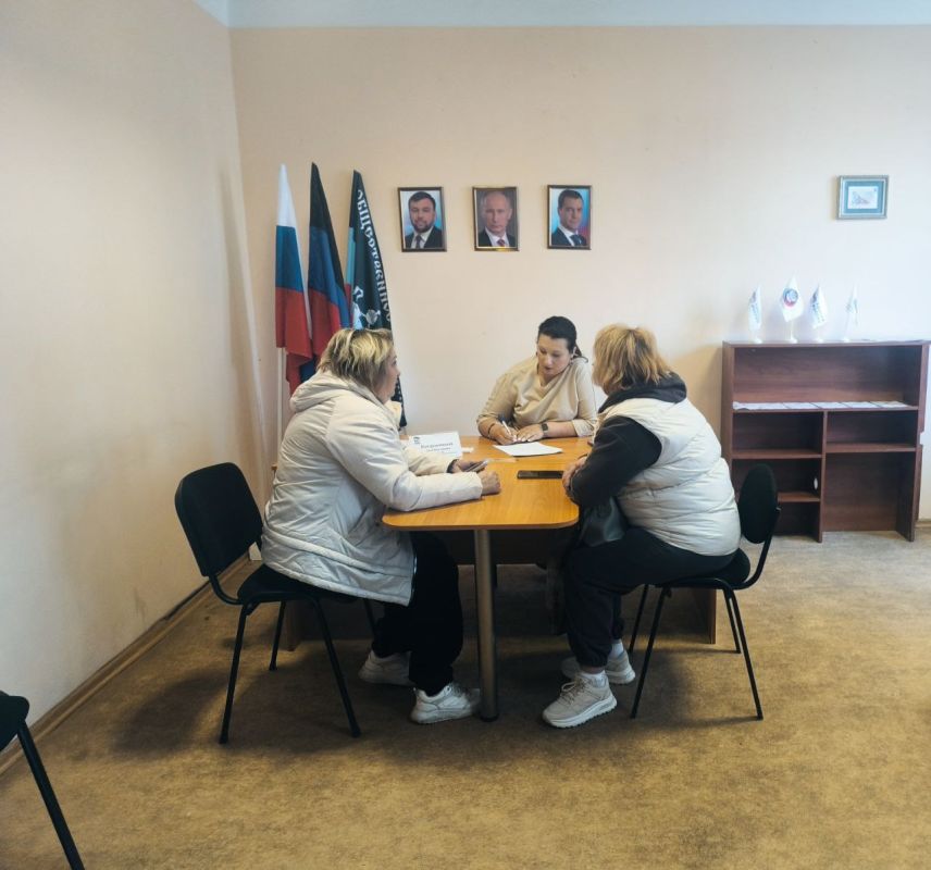 Сегодня, 28 апреля, в общественной приемной партии "Единая Россия" Ленинского района города Донецка прошел прием депутатов Сегодня, 28 апреля, в общественной приемной партии "Единая Россия" Ленинского района города Донецка прошел прием депутатов