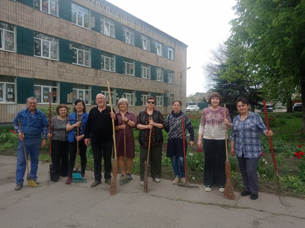 В Кировском внутригородском районе продолжаются работы в рамках двухмесячника по благоустройству В Кировском внутригородском районе продолжаются работы в рамках двухмесячника по благоустройству
