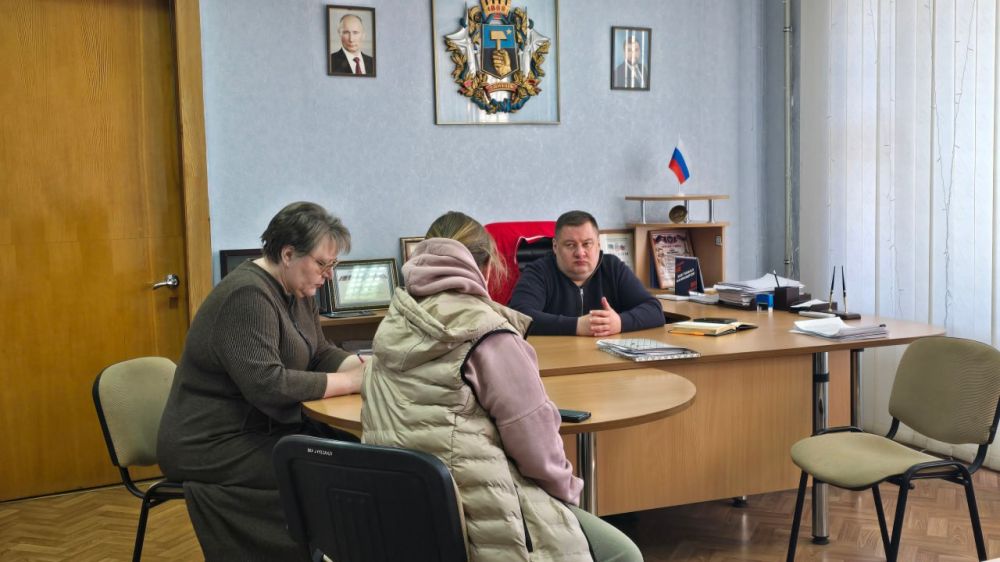 В понедельник, 28 апреля, руководитель Управы Куйбышевского внутригородского района Администрации городского округа Донецк Иван Адамец провел прием граждан В понедельник, 28 апреля, руководитель Управы Куйбышевского внутригородского района Администрации городского округа Донецк Иван Адамец провел прием граждан