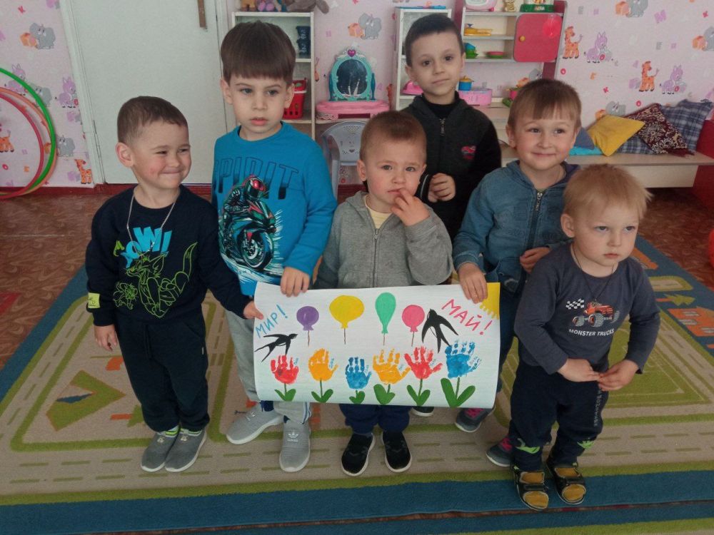 В наши дни 1 мая мы отмечаем Праздник весны и труда! Это праздник всех, кто трудится, людей разных профессий : рабочих, учёных, врачей, учителей В наши дни 1 мая мы отмечаем Праздник весны и труда! Это праздник всех, кто трудится, людей разных профессий : рабочих, учёных, врачей, учителей