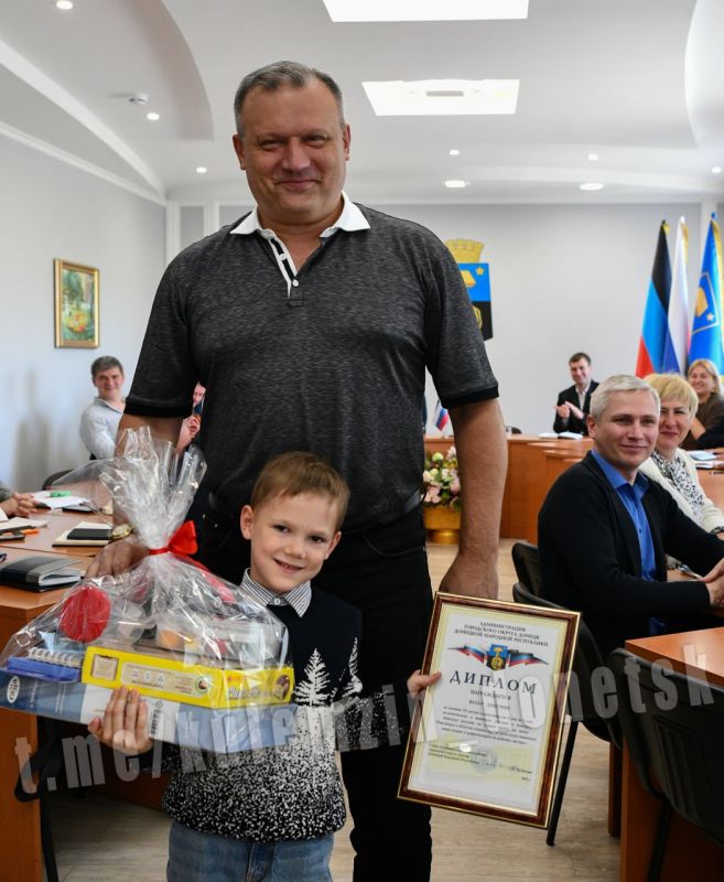 Сегодня, во Всемирный день охраны труда, наградил победителей конкурса детского рисунка под названием: «Революция в области охраны труда: роль искусственного интеллекта и цифровизации на рабочих местах» Сегодня, во Всемирный день охраны труда, наградил победителей конкурса детского рисунка под названием: «Революция в области охраны труда: роль искусственного интеллекта и цифровизации на рабочих местах»