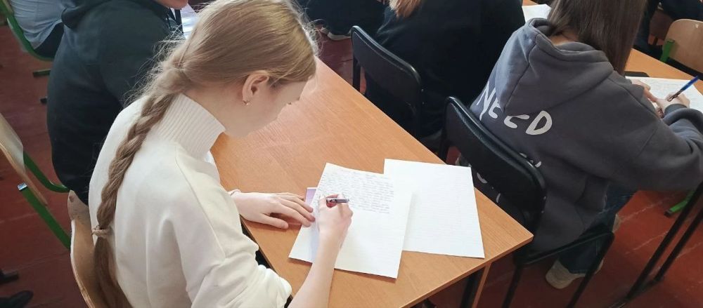 28.04.2025 года коллектив ГБОУ «Мироновская школа №10 г.о. Дебальцево» принял участие в Республиканской образовательно-просветительская акции «Донецкий диктант», который проводится ежегодно с целью развития русского языка и... 28.04.2025 года коллектив ГБОУ «Мироновская школа №10 г.о. Дебальцево» принял участие в Республиканской образовательно-просветительская акции «Донецкий диктант», который проводится ежегодно с целью развития русского языка и...