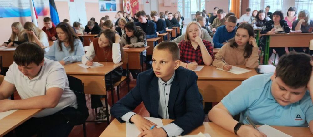 28.04.2025 года коллектив ГБОУ «Мироновская школа №10 г.о. Дебальцево» принял участие в Республиканской образовательно-просветительская акции «Донецкий диктант», который проводится ежегодно с целью развития русского языка и... 28.04.2025 года коллектив ГБОУ «Мироновская школа №10 г.о. Дебальцево» принял участие в Республиканской образовательно-просветительская акции «Донецкий диктант», который проводится ежегодно с целью развития русского языка и...
