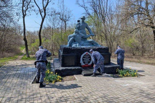 Навели порядок и возложили цветы: росгвардейцы почтили память погибших советских воинов Навели порядок и возложили цветы: росгвардейцы почтили память погибших советских воинов