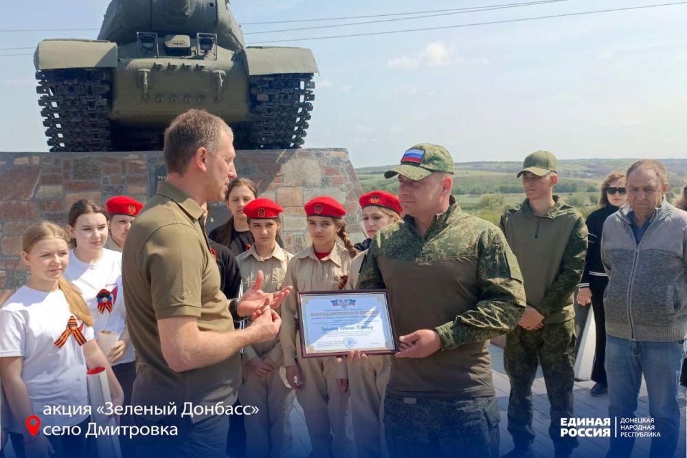 Зеленые туи украсили территорию возле памятника «Легендарный танк» в Дмитровке Зеленые туи украсили территорию возле памятника «Легендарный танк» в Дмитровке