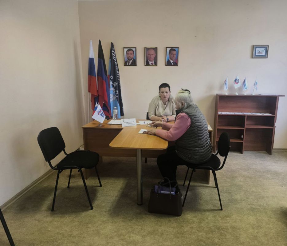 Сегодня, 28 апреля, в общественной приемной партии "Единая Россия" Ленинского района города Донецка прошел прием депутатов Сегодня, 28 апреля, в общественной приемной партии "Единая Россия" Ленинского района города Донецка прошел прием депутатов