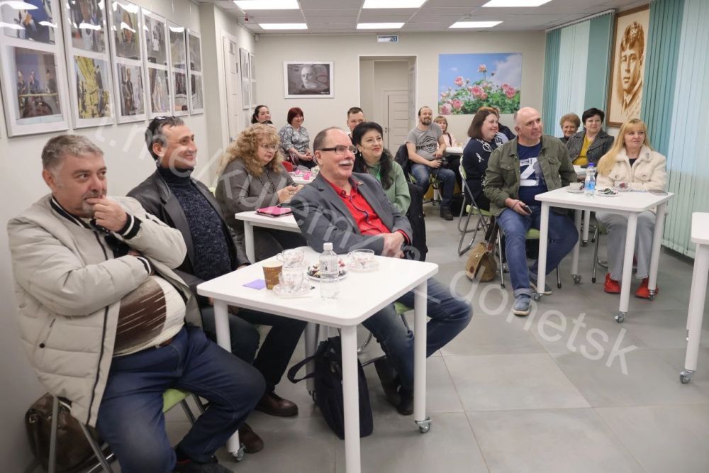 Сегодня в импровизированном литературном кафе «Донлитка» Центральной городской библиотеки прошла творческая лаборатория «Владислав Русанов и магия хранителей Донецка» Сегодня в импровизированном литературном кафе «Донлитка» Центральной городской библиотеки прошла творческая лаборатория «Владислав Русанов и магия хранителей Донецка»