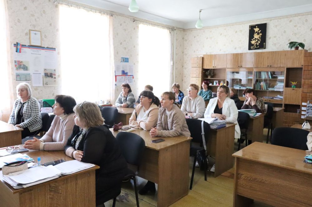 Сегодня, 28 апреля, Ольга Дедух, заместитель главы администрации городского округа Торез провела встречу с трудовым коллективом ГБОУ «Школа № 9 городского округа Торез» Сегодня, 28 апреля, Ольга Дедух, заместитель главы администрации городского округа Торез провела встречу с трудовым коллективом ГБОУ «Школа № 9 городского округа Торез»