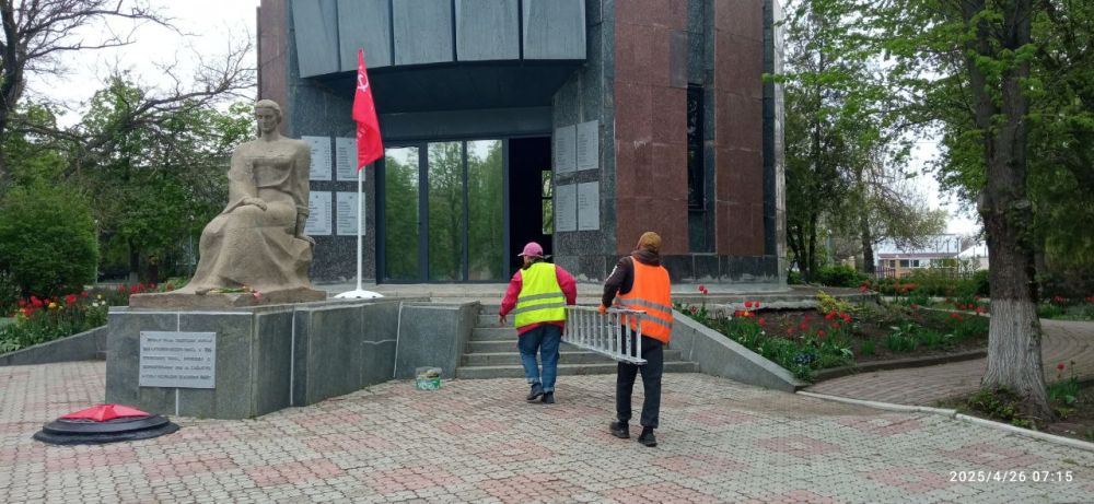 По поручению Главы Республики Дениса Владимировича Пушилина, в Мангушском муниципальном округе МБУ «Службой благоустройства ВЕКТОР» продолжается работа по благоустройству памятных мест По поручению Главы Республики Дениса Владимировича Пушилина, в Мангушском муниципальном округе МБУ «Службой благоустройства ВЕКТОР» продолжается работа по благоустройству памятных мест
