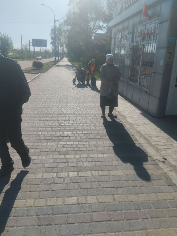 Работники МУП "ЖЭК" проводят работу по благоустройству города Ясиноватая Работники МУП "ЖЭК" проводят работу по благоустройству города Ясиноватая