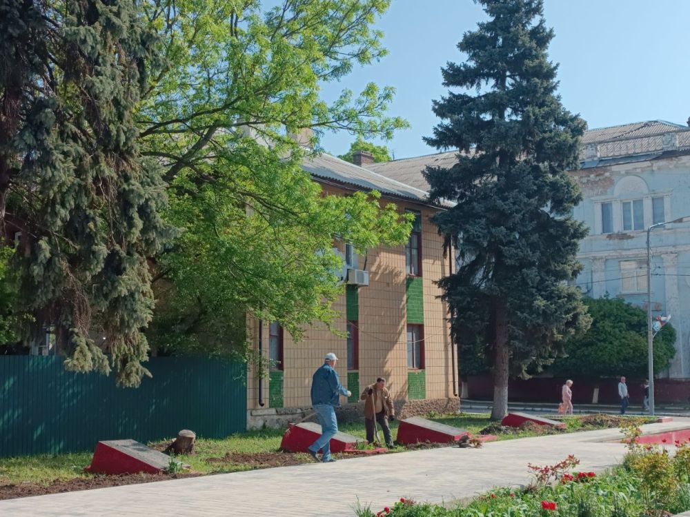 В Амвросиевском округе продолжается активная работа по благоустройству памятников! В Амвросиевском округе продолжается активная работа по благоустройству памятников!