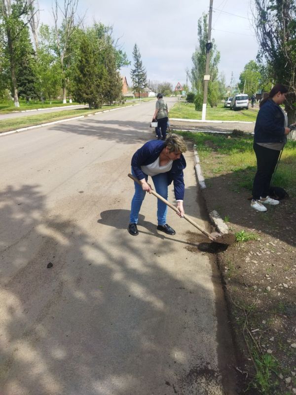 В селе Новосёловка члены участковой избирательной комиссии № 1097 активно приняли участие в общереспубликанском субботнике В селе Новосёловка члены участковой избирательной комиссии № 1097 активно приняли участие в общереспубликанском субботнике