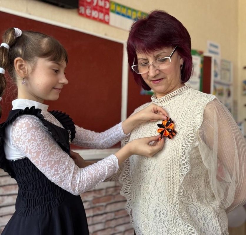 Школьники Снежного поучаствовали в Всероссийской акции «Георгиевская ленточка» Школьники Снежного поучаствовали в Всероссийской акции «Георгиевская ленточка»