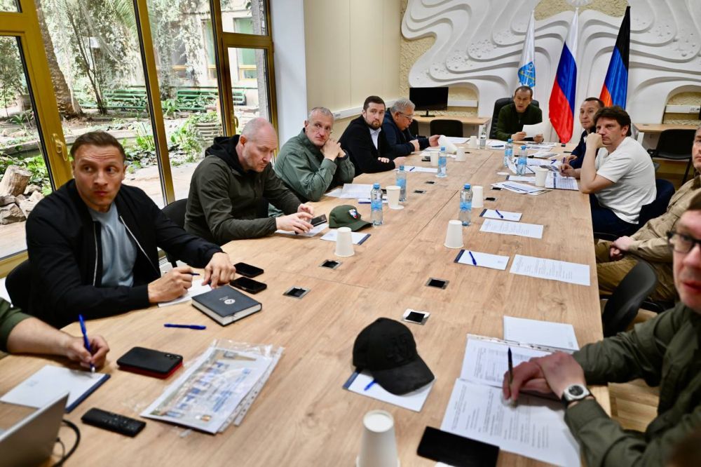 Александр Дрозденко провел оперативное совещание в новой диспетчерской службе 112 в Енакиево Александр Дрозденко провел оперативное совещание в новой диспетчерской службе 112 в Енакиево