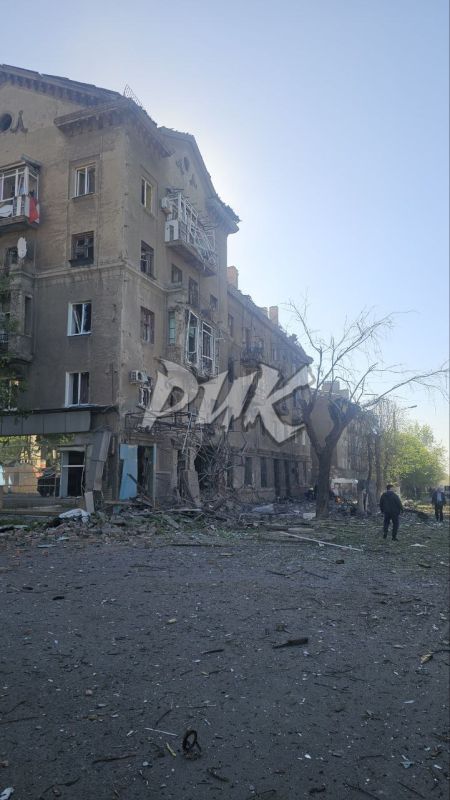 Иван Приходько: Последствия артобстрела центра Горловки со стороны украинских вооруженных бандформирований Иван Приходько: Последствия артобстрела центра Горловки со стороны украинских вооруженных бандформирований