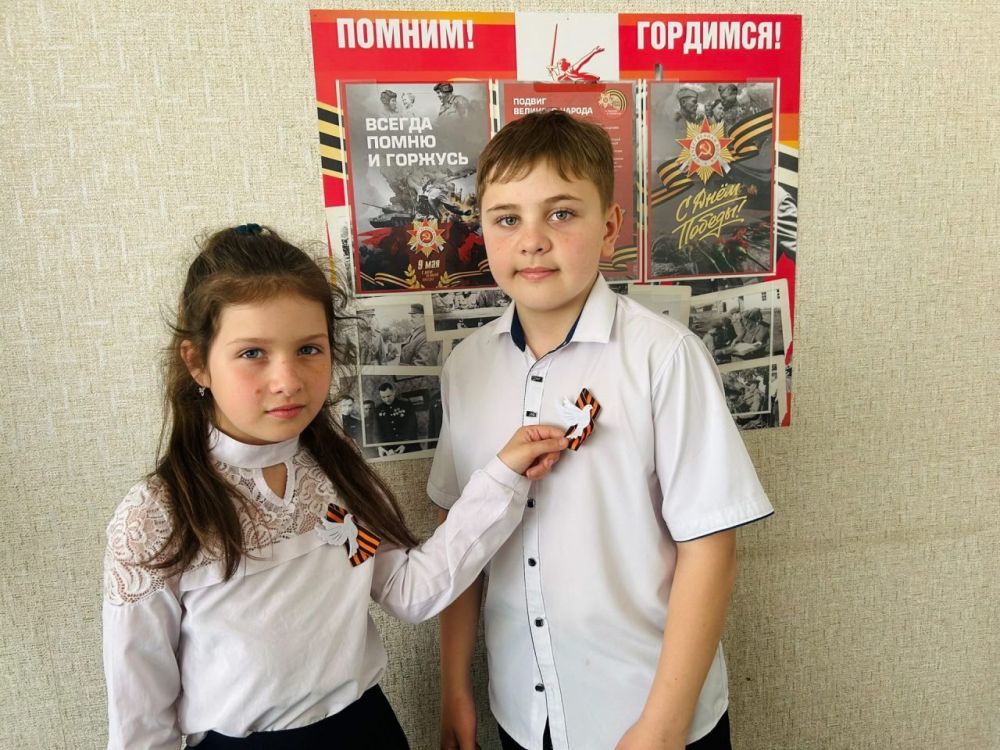 Школьники Снежного поучаствовали в Всероссийской акции «Георгиевская ленточка» Школьники Снежного поучаствовали в Всероссийской акции «Георгиевская ленточка»