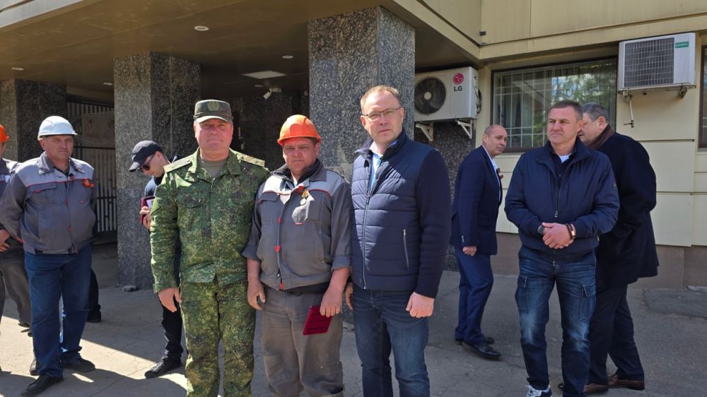 Иван Приходько: Губернатор Кузбасса Илья Владимирович Середюк во время визита в Горловку побывал на месте работ, выполняемых аварийно-восстановительным отрядом из Кемеровской области, сотрудники которого на постоянной основе... Иван Приходько: Губернатор Кузбасса Илья Владимирович Середюк во время визита в Горловку побывал на месте работ, выполняемых аварийно-восстановительным отрядом из Кемеровской области, сотрудники которого на постоянной основе...