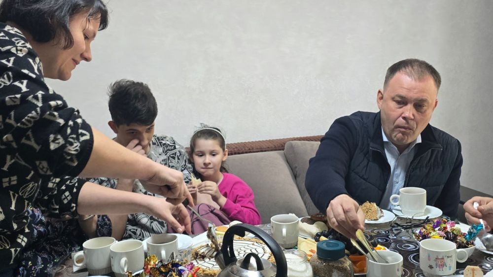 Иван Приходько: Губернатор шефа-региона Горловки – Кузбасса Илья Владимирович Середюк побывал в гостях у семьи Пигоревых, члены которой чудом уцелели во время варварского обстрела Центрально-Городского района Горловки со... Иван Приходько: Губернатор шефа-региона Горловки – Кузбасса Илья Владимирович Середюк побывал в гостях у семьи Пигоревых, члены которой чудом уцелели во время варварского обстрела Центрально-Городского района Горловки со...